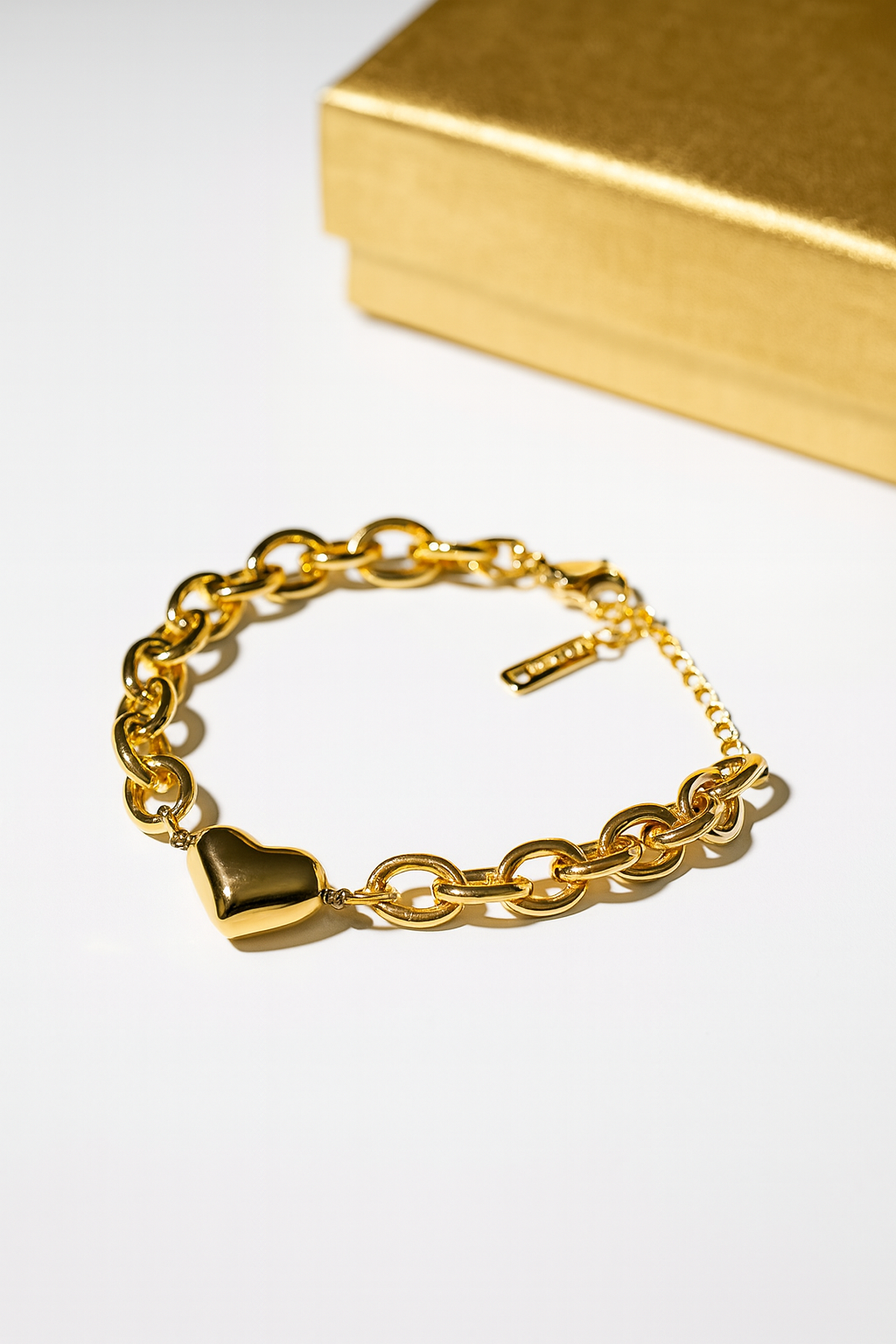 Gold Heart Charm Link Bracelet | Anti Tarnish | Stainless Steel