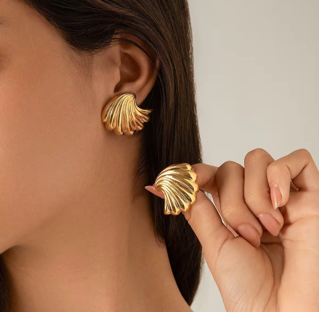 Gold Wave Shell Stud Earrings | Anti Tarnish - Stainless Steel