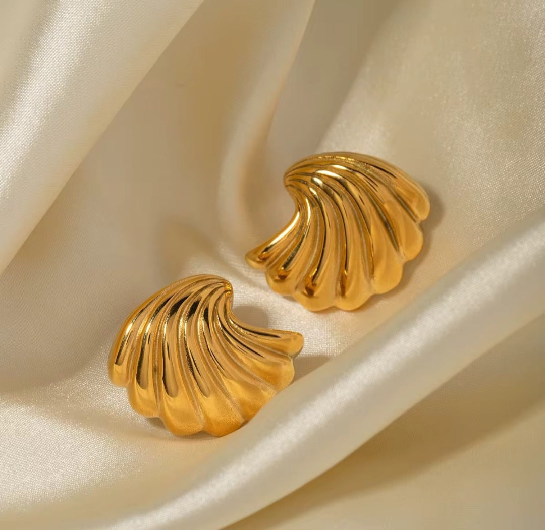 Gold Wave Shell Stud Earrings | Anti Tarnish - Stainless Steel