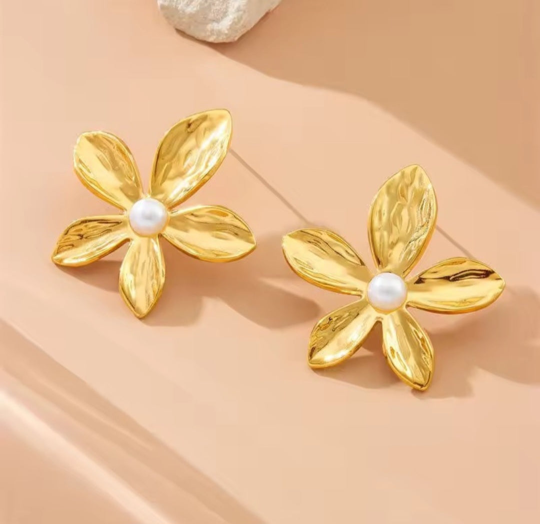 Gold Daisy Pearl Stud Earrings | Anti Tarnish - Stainless Steel